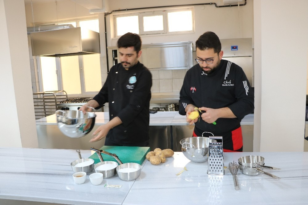 Niğde’de üretilen patates ve cevizden patates cezeryesi ve patates lokumu ürettiler.