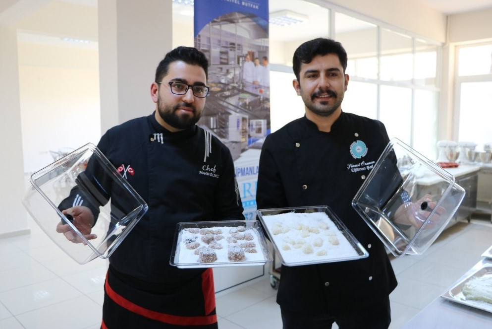 Niğde’de üretilen patates ve cevizden patates cezeryesi ve patates lokumu ürettiler.