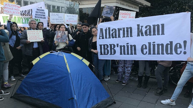 İstanbul Büyükşehir Belediyesi (İBB) önünde protesto düzenlenmişti.