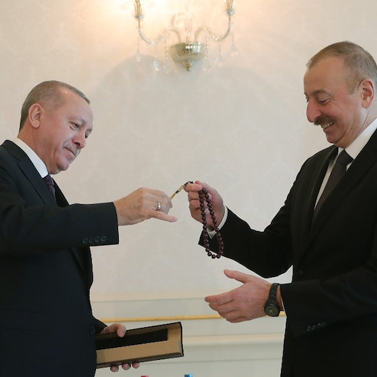 Cumhurbaşkanı Erdoğan Aliyeve tespih hediye etti