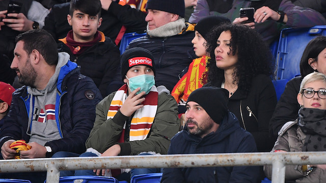 İtalya'da oynanan Roma-Lecce maçında taraftarlar maske takarak önlem aldı.