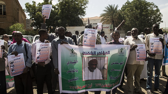 السودان.. وقفة للمطالبة بإطلاق سراح قيادات بحزب الترابي