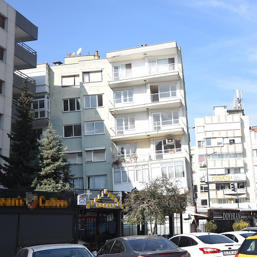 İzmirde faciaya davetiye: Yan yatan binalar hala yıkılmadı