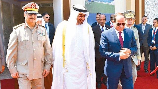Hafter (sol) Muhammed bin Zayed (orta) Sisi(sağ)