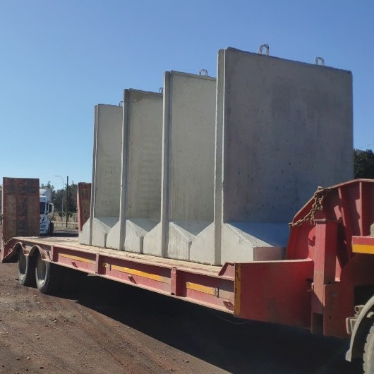 İdlib’e 12 vagon beton blok sevkiyatı yapıldı