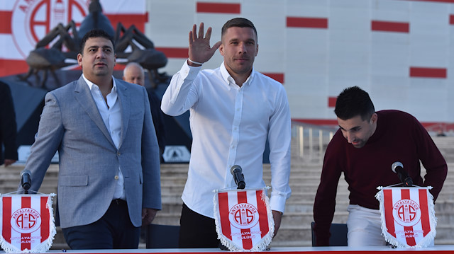 Lukas Podolski, Antalyasporlu taraftarlarla bir araya geldi.