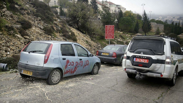 Yahudi yerleşimciler, Barı Şeria'da Filistinlilere ait arabaların üzerine ırkçı sloganlar yazdı.