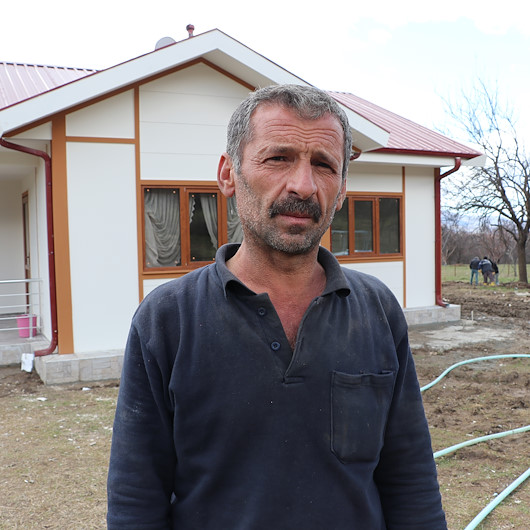 Depremden etkilenen Çevrimtaş köyünde yapılan evlerden ilki sahibine teslim edildi