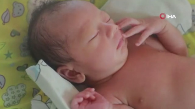 Annesinden virüs bulaşan bebek,  yaklaşık iki hafta sonra sağlığına kavuştu. 