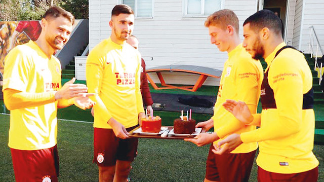 Galatasaray anternmanı öncesinde Belhanda ve Ahmet Çalık’a doğum günü pastası kesildi.