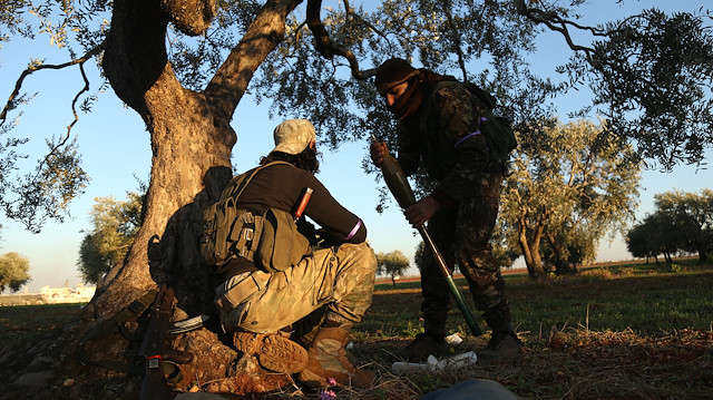 Dün akşam geç saatlerde ilçe merkezinin dış mahallerine ulaşan ılımlı muhalifler, ilerleyen saatlerde rejim güçlerinin hatlarını aşmayı başardı.