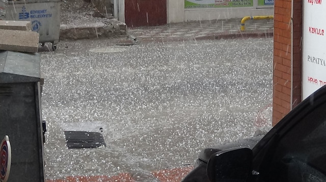 Edremit’e fındık büyüklüğünde dolu yağdı