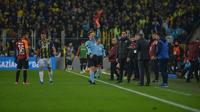 Fenerbahçe Teknik Direktörü Ersun Yanal, Galatasaray derbisinde kırmızı kart görmüş ve tribüne gönderilmişti.