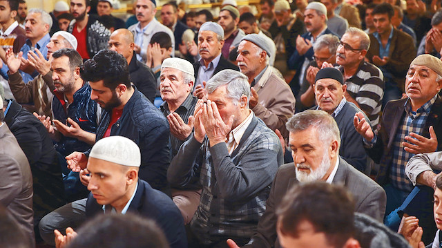 Diyanet İşleri Başkanı Ali Erbaş, Adana’daki Sabancı Merkez Camii’nde Regaip Kandili Özel Programı’na katıldı.