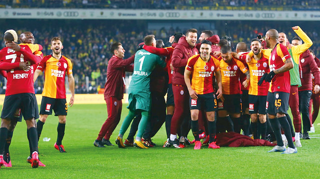 Galatasaraylı oyuncuların Kadıköy'deki galibiyet sevinci