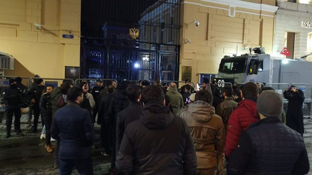 Vatandaşlarımız İstanbul Rus Konsolosluğu önünde askerimize yönelik yapılan saldırıyı protesto etti.