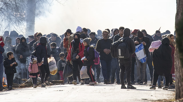 Yunan sınır polisi göçmenlere biber gazı ve ses bombasıyla müdahale etti. 