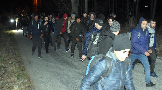 Kapıların açıldığını duyan göçmenler sınıra akın etmeye başladı