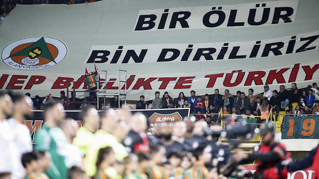 Beşiktaşlı futbolcular, Alanyaspor maçında okunan İstiklal Marşı esnasında bayrağa döndü