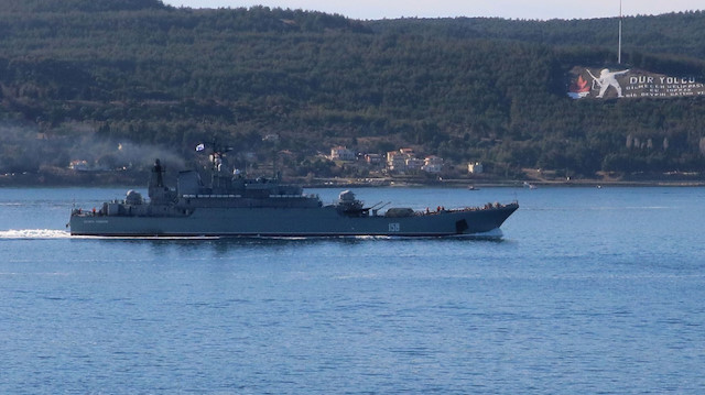 Rusya'ya ait savaş gemileri boğazdan geçerken.