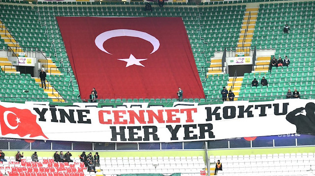 Konyaspor tribününde şehitler için açılan pankart