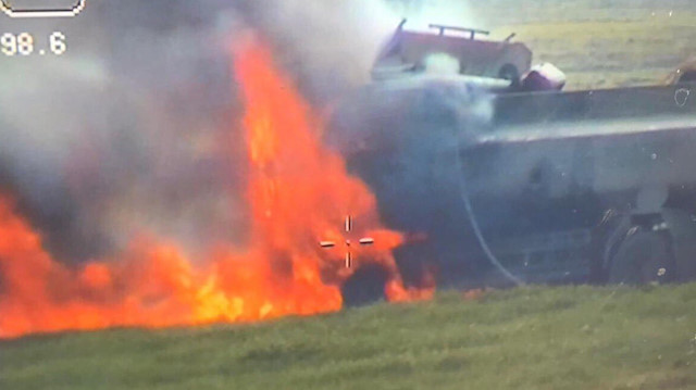 Bomba yüklü tanker kontrollü şekilde imha edildi.