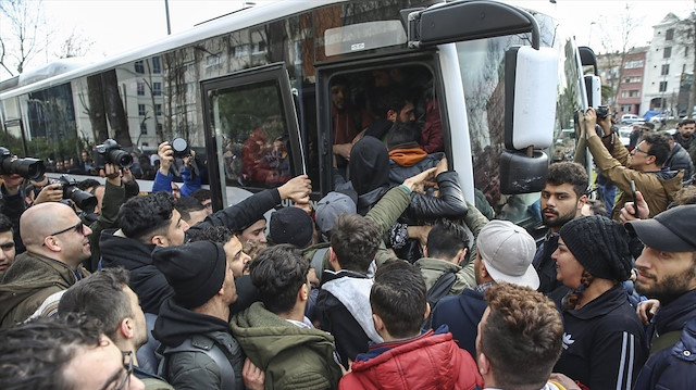 Kapıların açıldığını duyan mülteciler Edirne'ye akın etti.