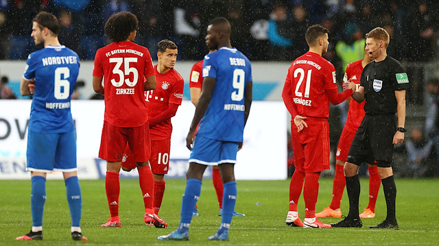 Hoffenheim-Bayern Münih maçında futbolcular, hakaret içeren pankart açan taraftarı protesto etti.