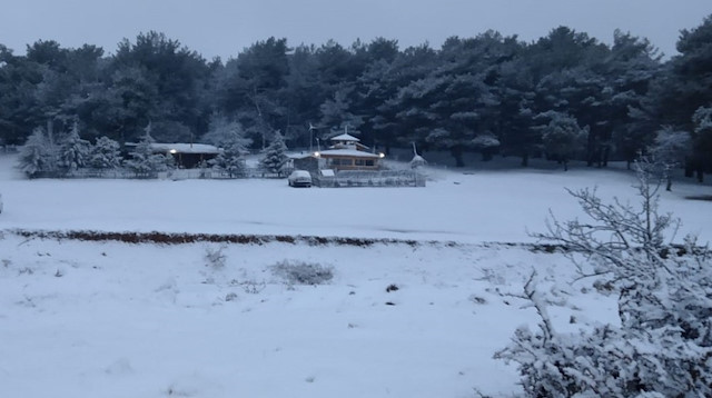 İzmir'in yüksek kesimlerinde başlayan kar yağışı etkisini artırıyor.