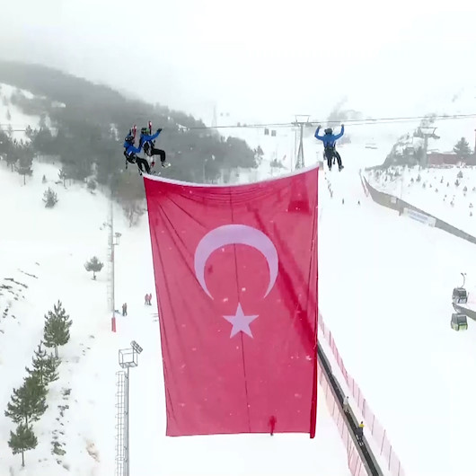 Jandarma, İdlib'te şehit olan askerler anısına Palandöken'de Türk bayrağı astı ile ilgili görsel sonucu