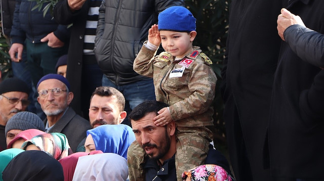 Samsunlu Piyade Uzman Onbaşı Eyüp Gülaştı'nın 4 yaşındaki yeğeni asker selamı verdi.