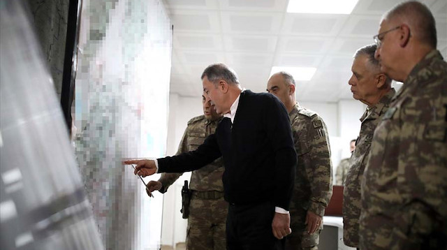 Bakan Akar, sınırdaki birliklerde incelemelerde bulundu.