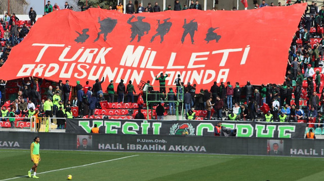 Tribünde 'Türk milleti ordusunun yanında' pankartı açıldı.
