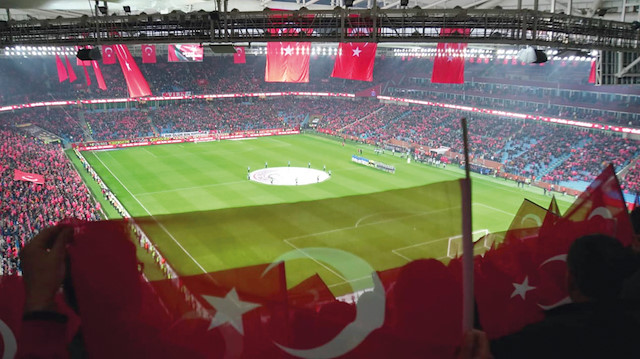 Trabzonspor'lu taraftarlar stadı ay yıldızlı bayraklarla donattı.