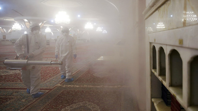 Sağlık ekibinin ekipleri, Meşhed'deki koronavirüs salgınının ardından İmam Reza türbesinin kapalı mekanını dezenfekte ediyor.