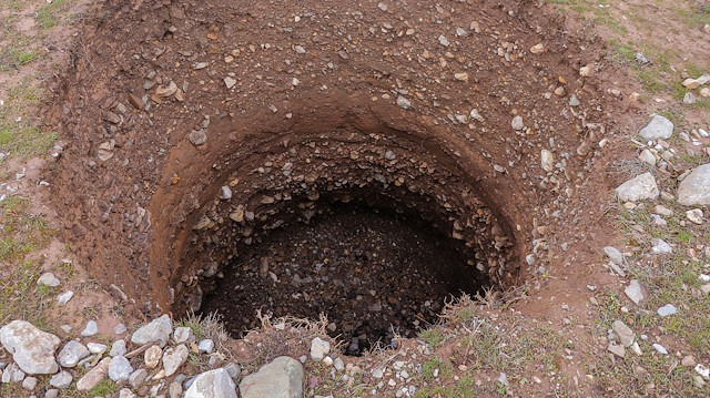 Antalya'da yaklaşık 5 metre derinliğinde ve 3 metre çapında obruk oluştu.