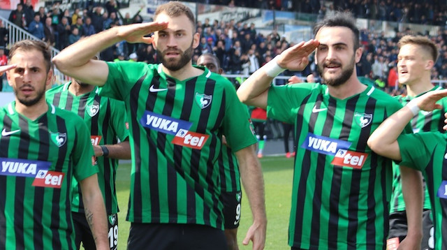 Mustafa Yumlu ve takım arkadaşları gol sonrası asker selamı verdi.