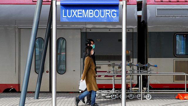 Tourists wearing masks walk on a platform at Luxembourg railway station, as Luxembourg becomes the first country in the world to offer free public transport, February 29, 2020. REUTERS/Francois Lenoir

