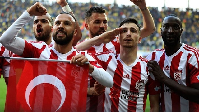 Sivassporlu futbolcular attıkları gol sonrası asker selamı verdi