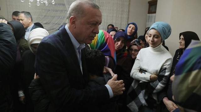 Cumhurbaşkanı Erdoğan, şehit ailesi ve yakınlarıyla görüşürken duygusal anlar yaşadı. 