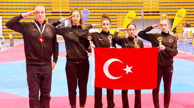 Sporcularımız Türk bayrağı açarak asker selamı verdi.
