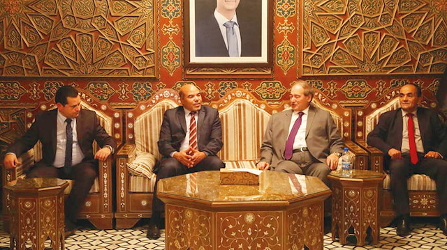 Hafter  temsilcileri Şam’da Esad rejimi Dışişleri Bakanı Faysal Mikdat (sağdan ikinci) tarafından karşılandı.