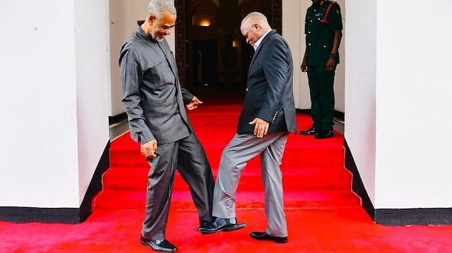 Tanzanya Devlet Başkanı Magufuli, misafirlerini ayakla selamlamaya başladı.