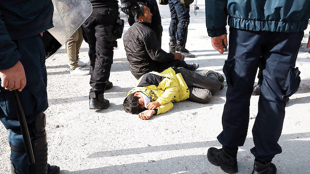 Küçük Çocuk Yunan polisi tarafından darp edildi.