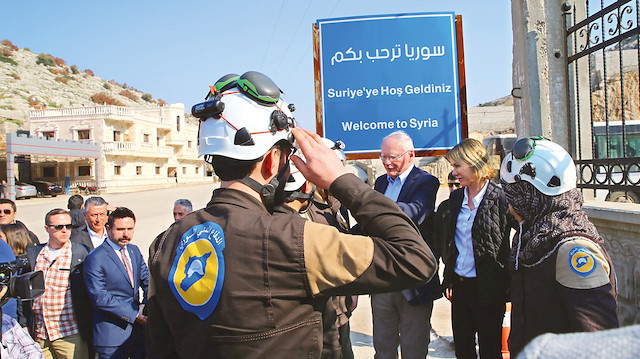Kelly Craft ve James Jeffrey Hatay’da inceleme yaptı. Suriye tarafındaki Bab El Hava sınır kapısından geçip “Suriye’ye Hoş Geldiniz” yazılı tabelanın önünde fotoğraf çektirdi.