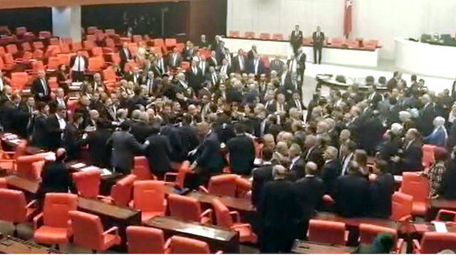 CHP'li Engin Özkoç'un Cumhurbaşkanı Erdoğan'a hakareti meclisi karıştırdı