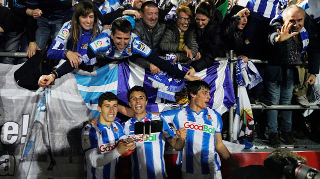 Real Sociedadlı futbolcular sevinçlerini taraftarlarıyla birlikte yaşadı.
