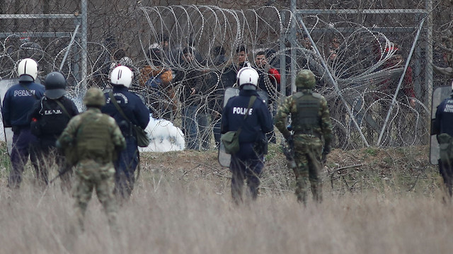 Yunan askerleri, sınırı aşan mültecileri öldürmeye başladı.