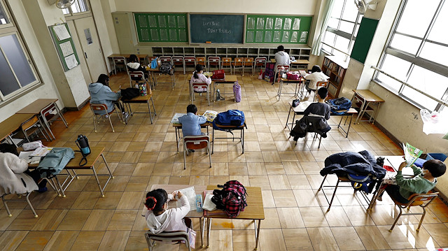 Japonya'da ailesi çalışan ve evde tek kalamayan çocuklar için masaların birbirinden ayrıldığı okullar açıldı.