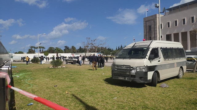Tunus'taki ABD Büyükelçiliği yakınında motosikletli bir kişi bombalı saldırı gerçekleştirdi.